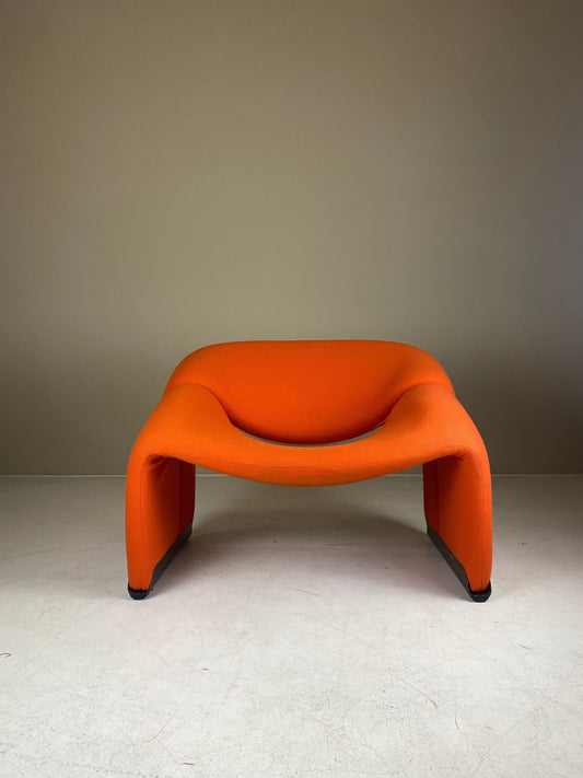 Vernieuw de bekleding van een iconische designfauteuil met ronde vormen