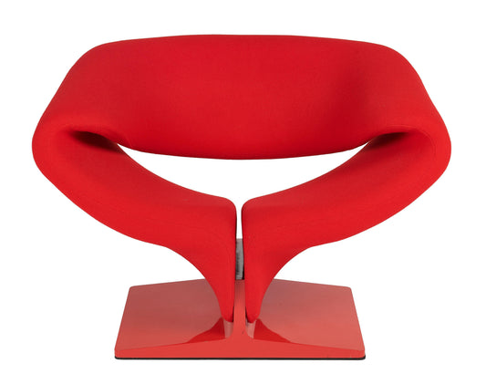 Specialistisch stoffeerwerk voor een designfauteuil met unieke lintvorm