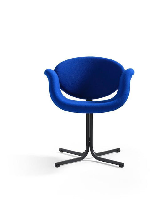 Specialistische restauratie voor een elegante designfauteuil met organische vormen